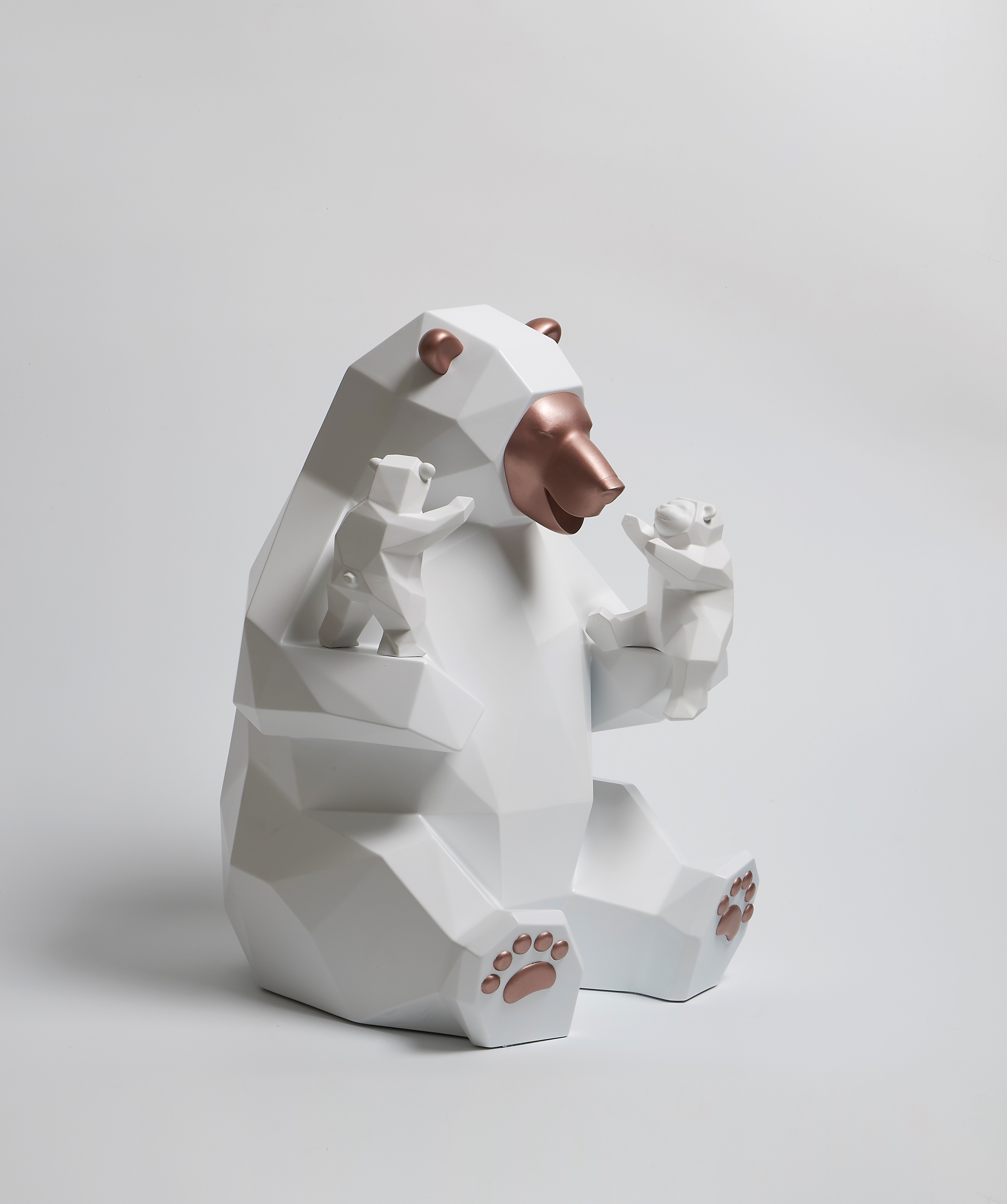 Standard Animal - Hug Me · car paint on steel and resin · 25x25x40cm · 2024 · Standard Animal - Hug Me · car paint on steel and resin · 장세일 · (이미지 출처 = 페이토갤러리) · (Image Source = peytogallery)