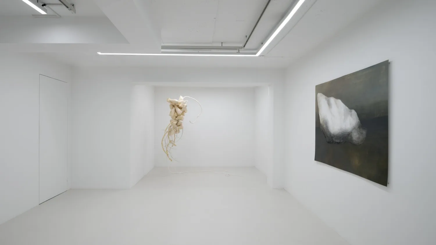 전시전경 · Exhibition view · Exhibition view: 불타는 집/House on Fire, Esther Schipper, Seoul, 2024. Photo © Hyun Jun Lee