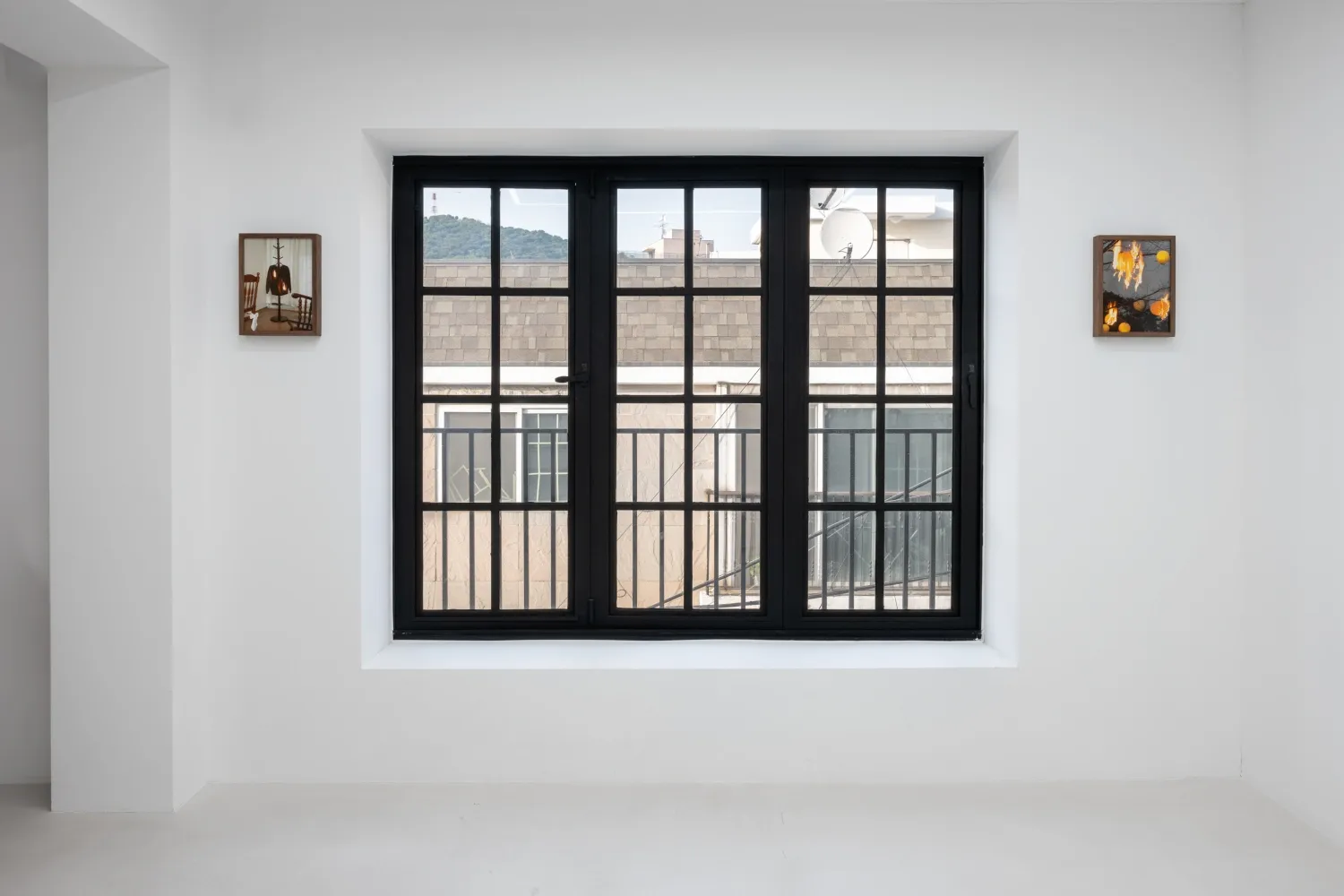 전시전경 · Exhibition view · Exhibition view: 불타는 집/House on Fire, Esther Schipper, Seoul, 2024. Photo © Hyun Jun Lee