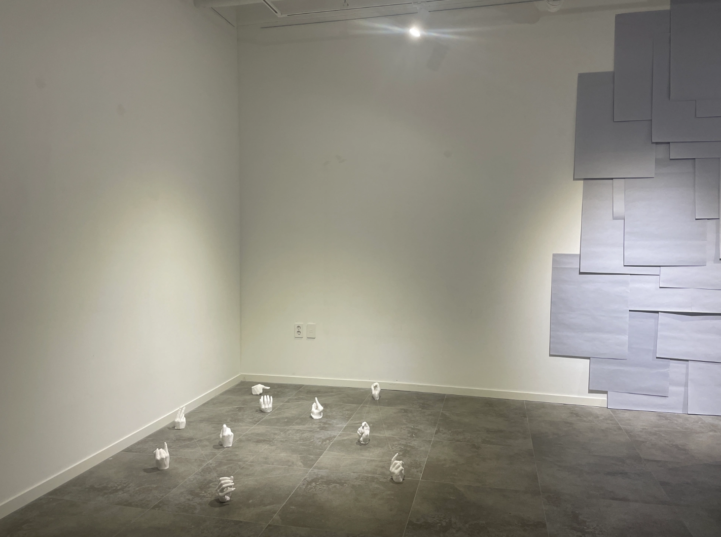 전시전경 · Exhibition view · (출처 = 제이 무브먼트 갤러리)