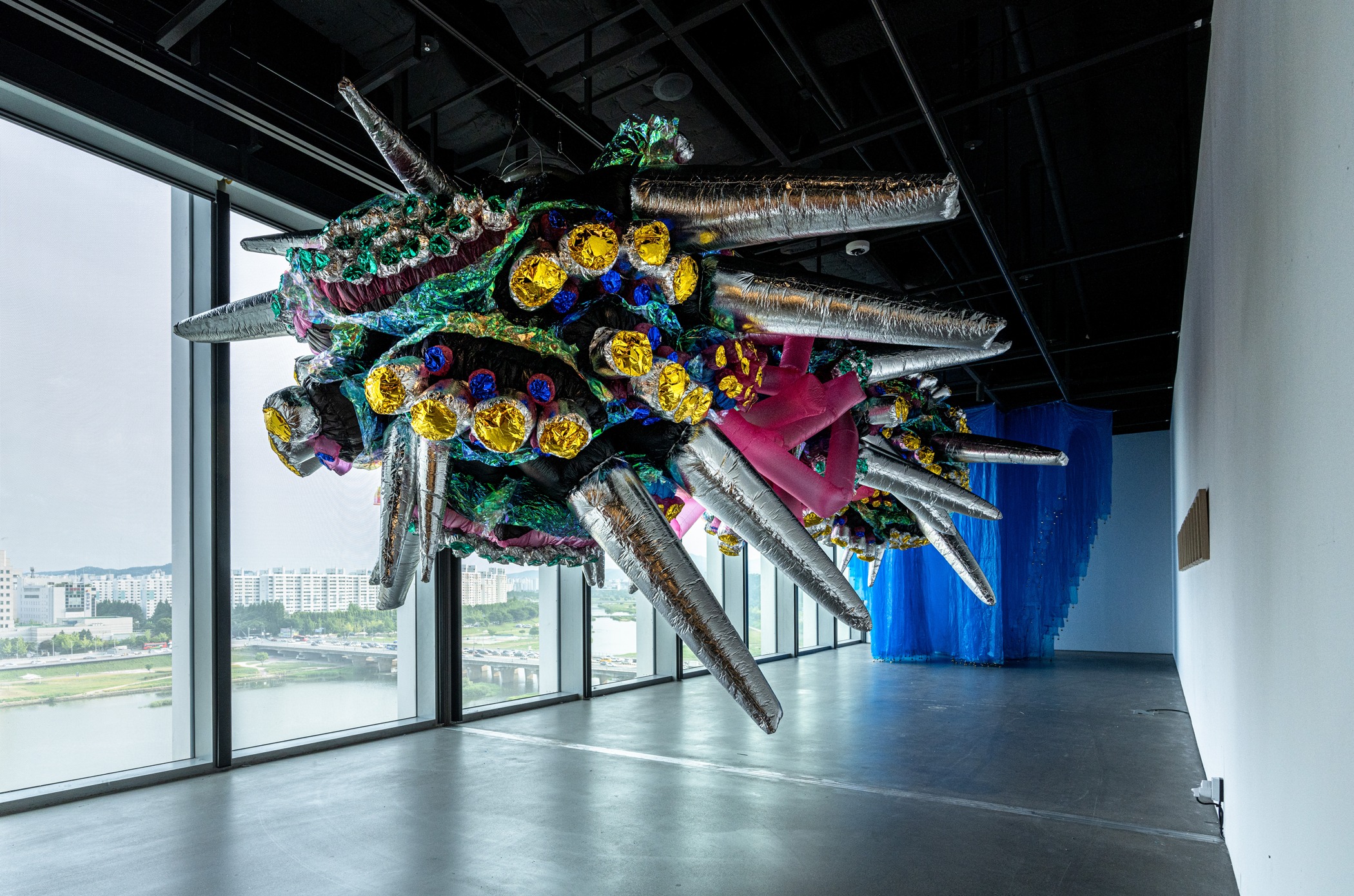 전시전경 · Exhibition view · (출처 = 신세계갤러리)