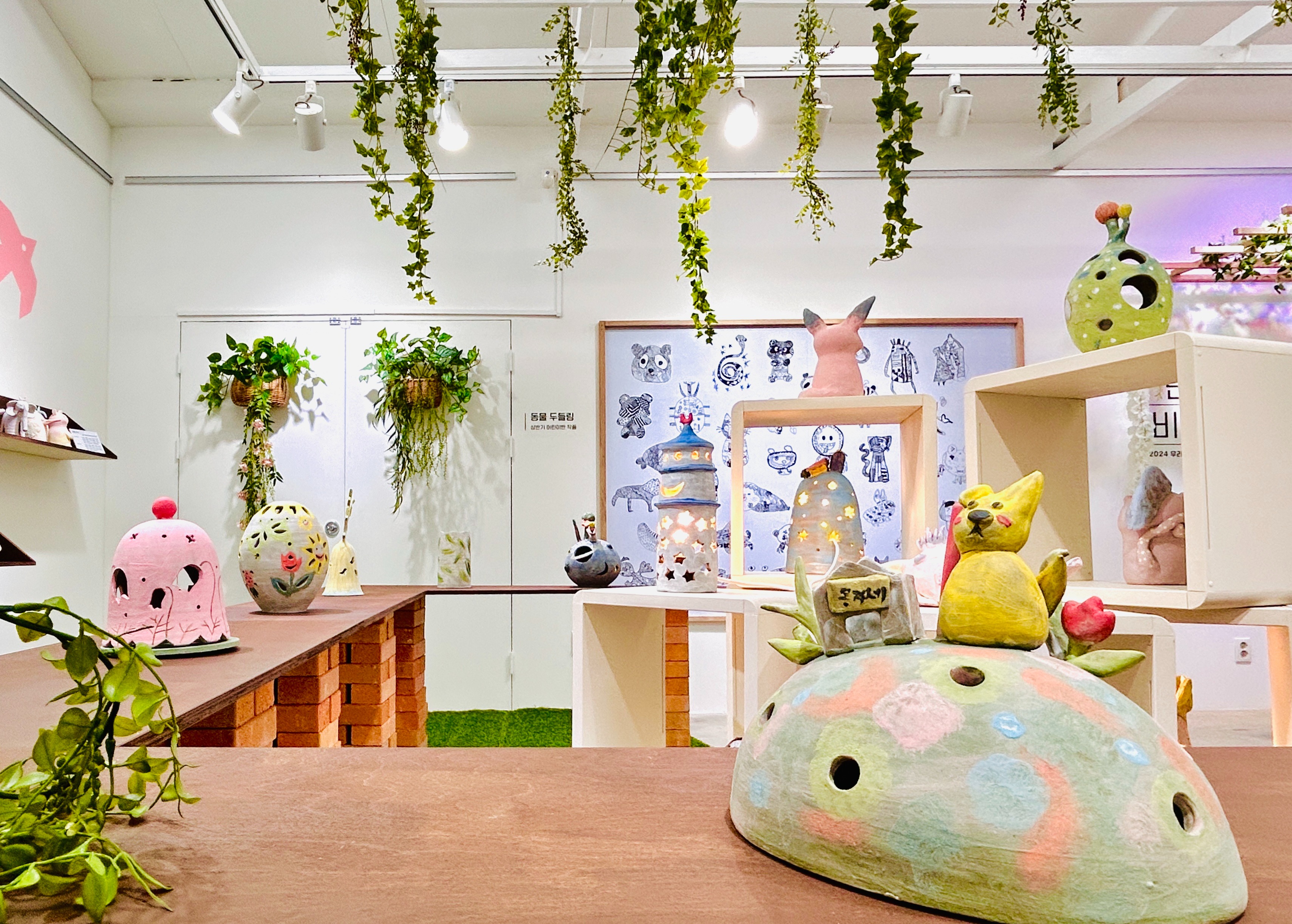 전시전경 · Exhibition view · (출처 = 우리미술관)