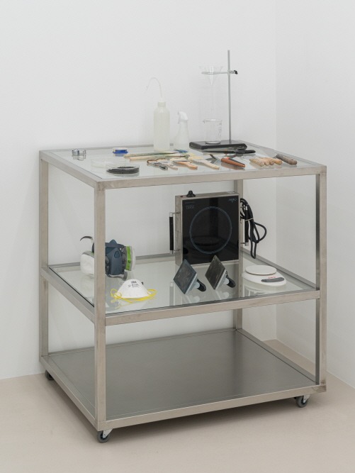 전시전경 · Exhibition view · 이은경, 협업자들, 2023-2025, 비커, 막자와 막자사발, 저울, 계량스푼, 믹서기, 핫플레이트, 사포, 체, 붓, 페인팅 나이프, 180×70×110cm. ⓒ이정우. 이미지 보안1942