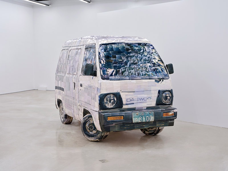 전시전경 · Exhibition view · 권오상,〈1800장으로 구성된 오류를 위한 오차〉, 2001, c-프린트,혼합매체, 190×140×320cm, 영은미술관 소장. · *출처:아르코 미술관