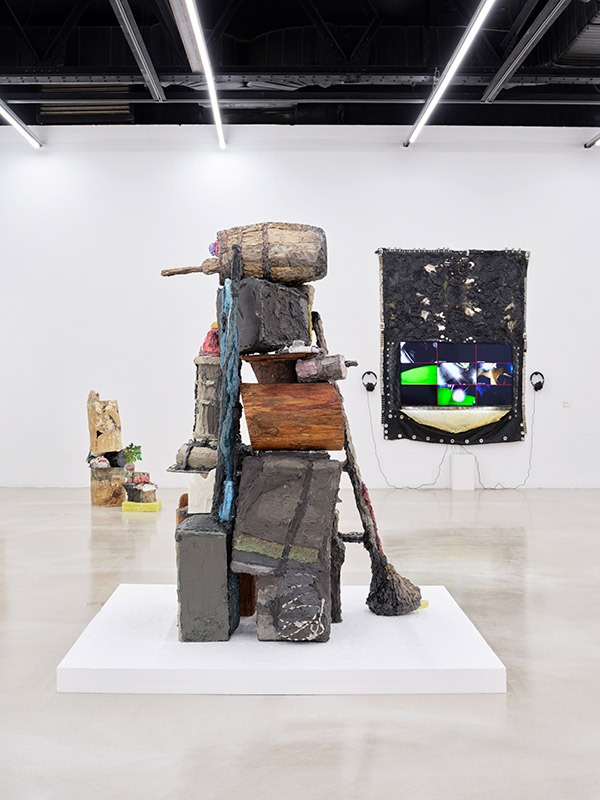 전시전경 · Exhibition view · 문이삭〈리컨스트럭트〉, 2014-2025, 혼합 재료, 가변크기. 설치 구성: 무제(책, 2012.4.28.), 불로초, 달빛 곡예단, Bust-바람길#8, 석가산#2› · *출처:아르코 미술관