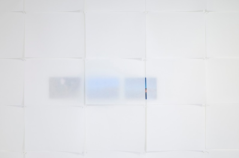 〈August is the cruelest · 종이, 사진, 손목시계, 도자, 돌, 나무 · 가변크기 · 2025 · 노혜리 · 사진: 김상태