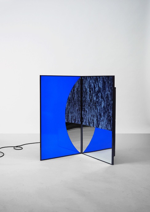 ‘플랫 매터(Flat Matter) 2’ · LED, acrylic mirror, painted steel · 가변크기 · 2017 · 권아람 · 갤러리퍼플
