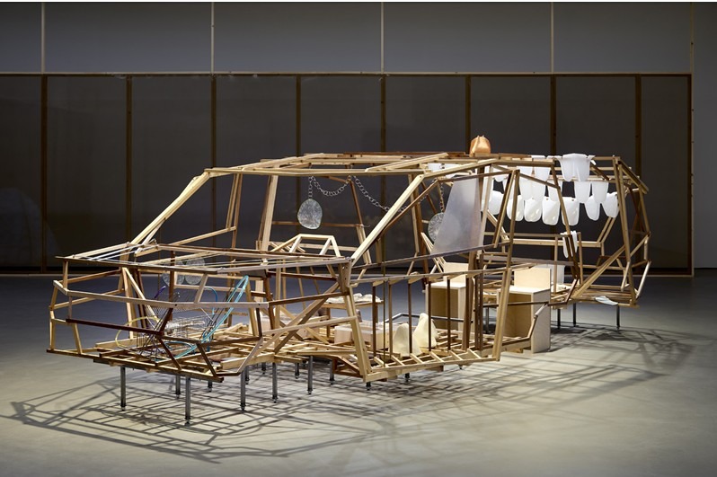 전시전경 · Exhibition view · 노혜리, 〈니로〉, 2024, 나무, 알루미늄, 황동, 도자, 돌, 철, 자석, 아크릴, 레진, 주석, pvc 호스, 페이퍼 마셰, 180 × 437 × 152cm,  사진: 김상태