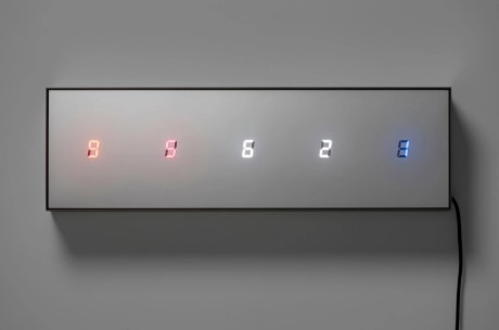 C.T.C.S. Horizontal Line - 01 · L.E.D., IC, electric wire, mirror, steel · 27 x 89 x 15 cm · 2025 · Tatsuo Miyajima , · 출처 및 제공: 갤러리 바톤
