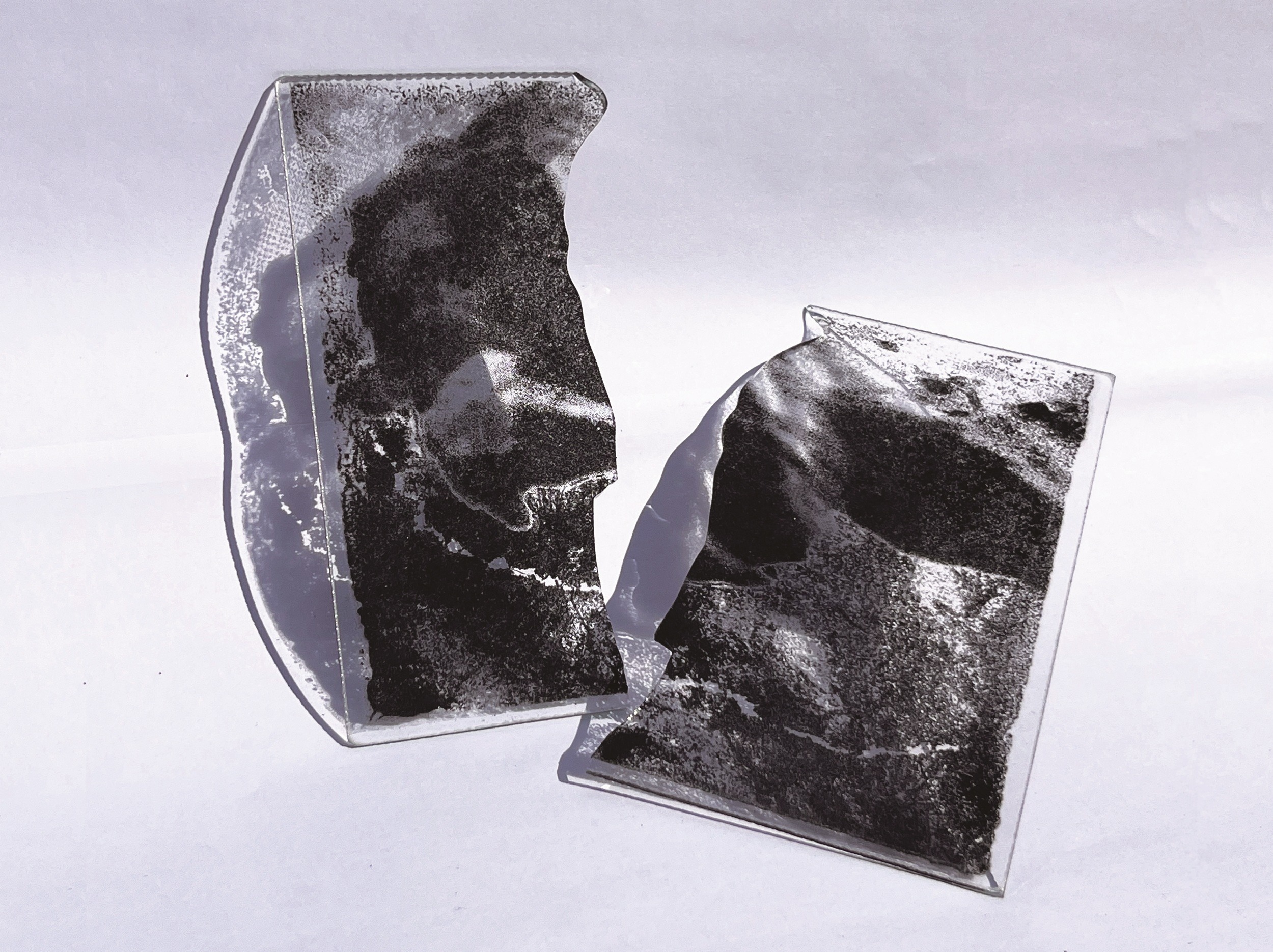 도플갱어_윤예지_ · 스크린 프린트, 유리판, 숯_ · 40×27cm(10개)_2025 · 저작권 및 출처 : 최혜민(기획)