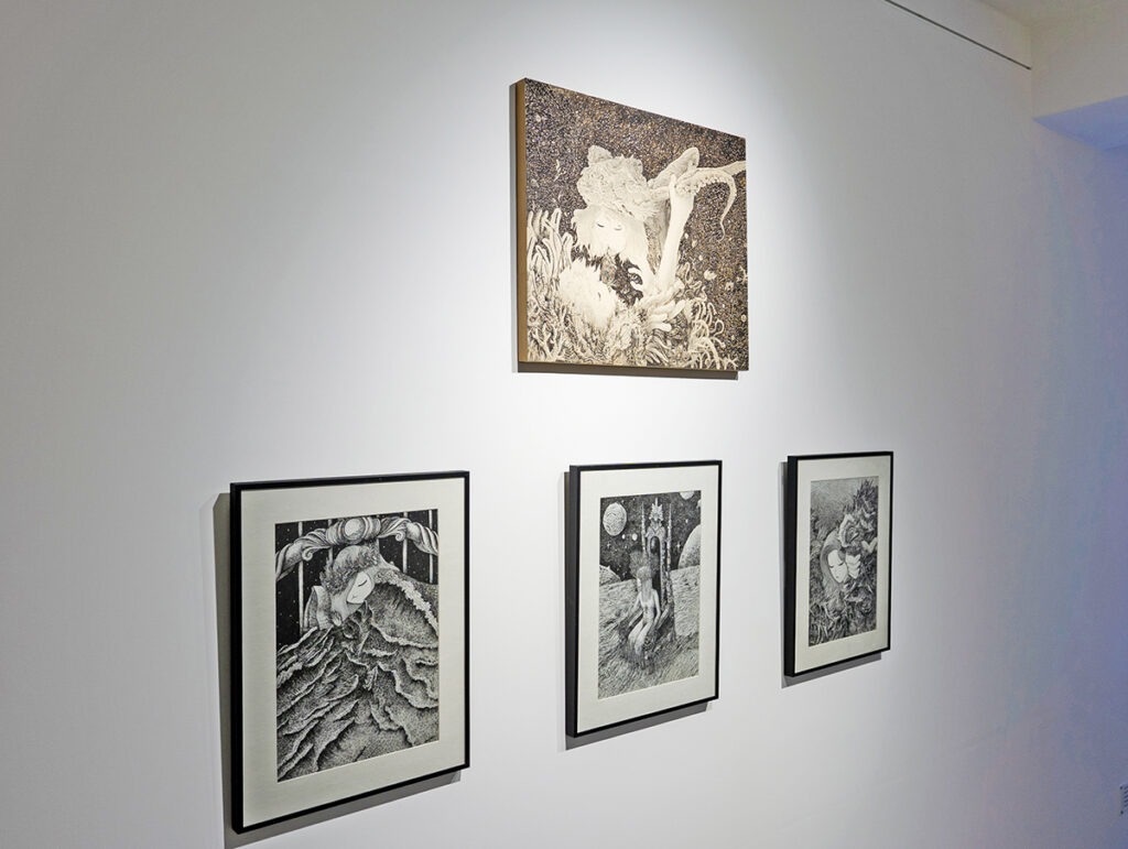 오인석 <탄생제>(상) pen on pannel, 530 x 460(mm), 2014  <바다의 끝에서>(좌), <고래의 바다 세계수의 신>(중), <Coralian>(우)  pen on pannel, 245×335(mm), 2013 · 출처: 아트스페이스 라프