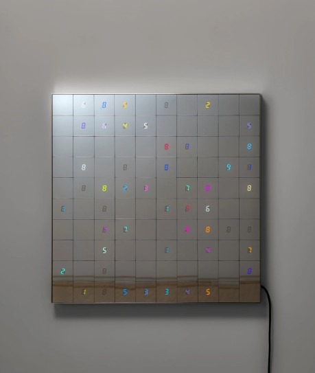 Changing Life with Changing Circumstance 01 · L.E.D., IC, electric wire, mirror,  steel frame, stainless steel · 91.3 x 91.3 x 10 cm · 2023 · Tatsuo Miyajima · 출처 및 제공: 갤러리 바톤