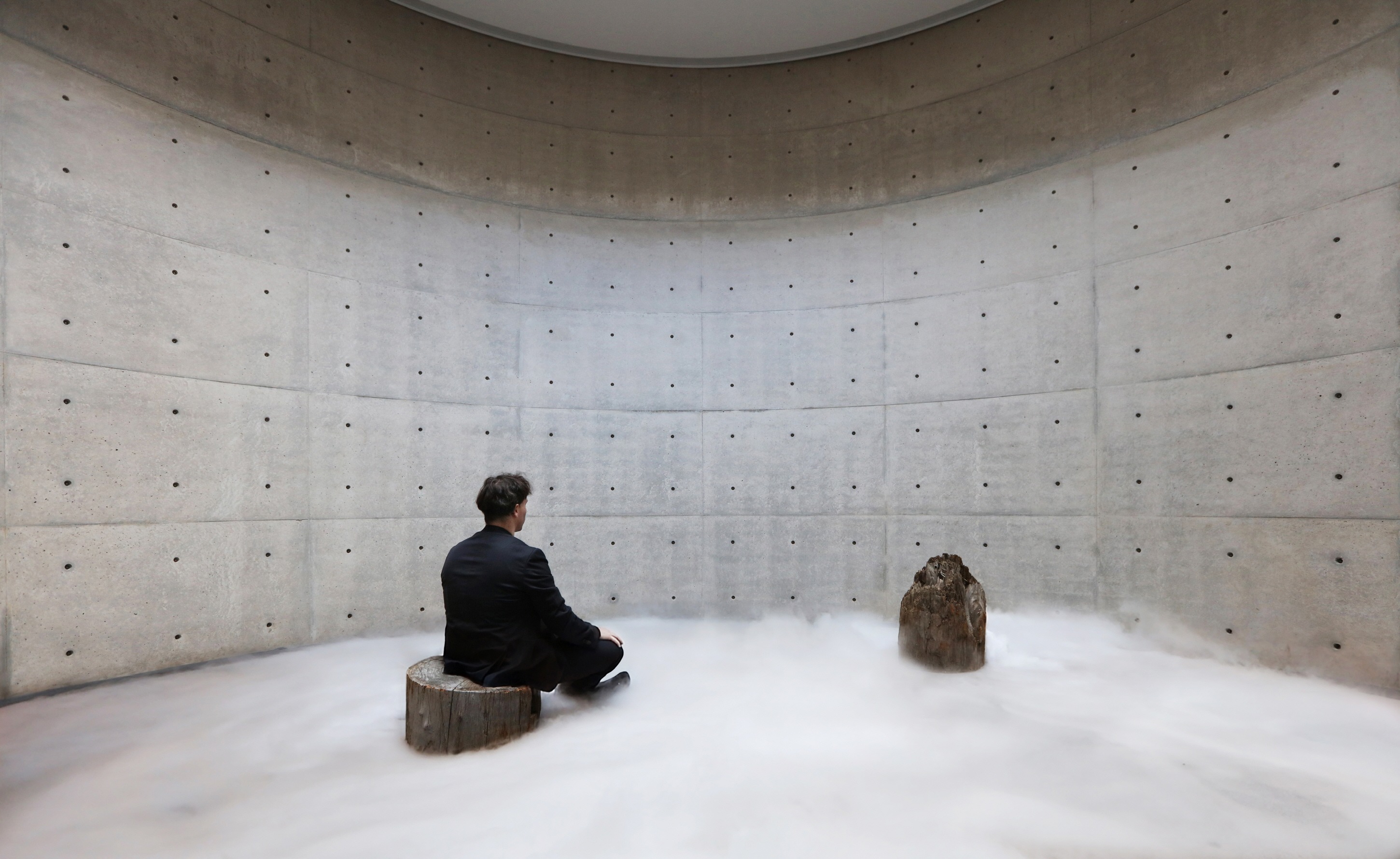 전시전경 · Exhibition view · Season Lao, KYOSHITSU SHOHAKU-An Empty Room Turns White For Enlightenment(허실・생백), 2025, logs, video