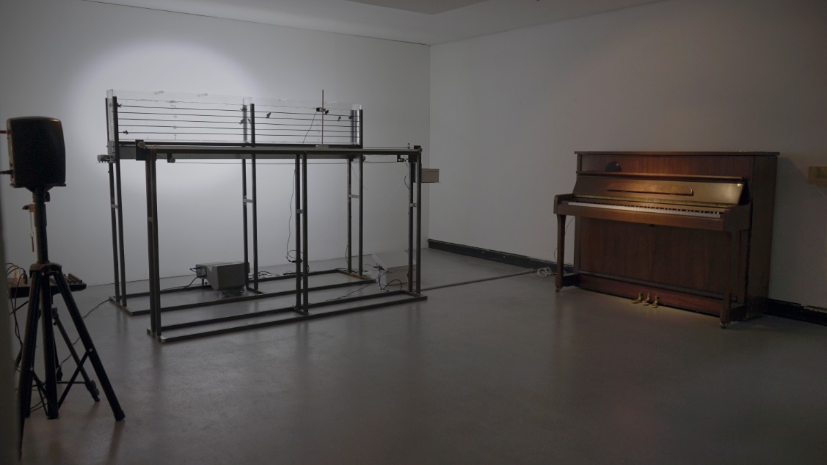 기계즉흥곡_Machine Impromptu · Water tank, Goldfish, Metal frame, Projector · PC20.000.000 Installation · 2017 · 이재형
