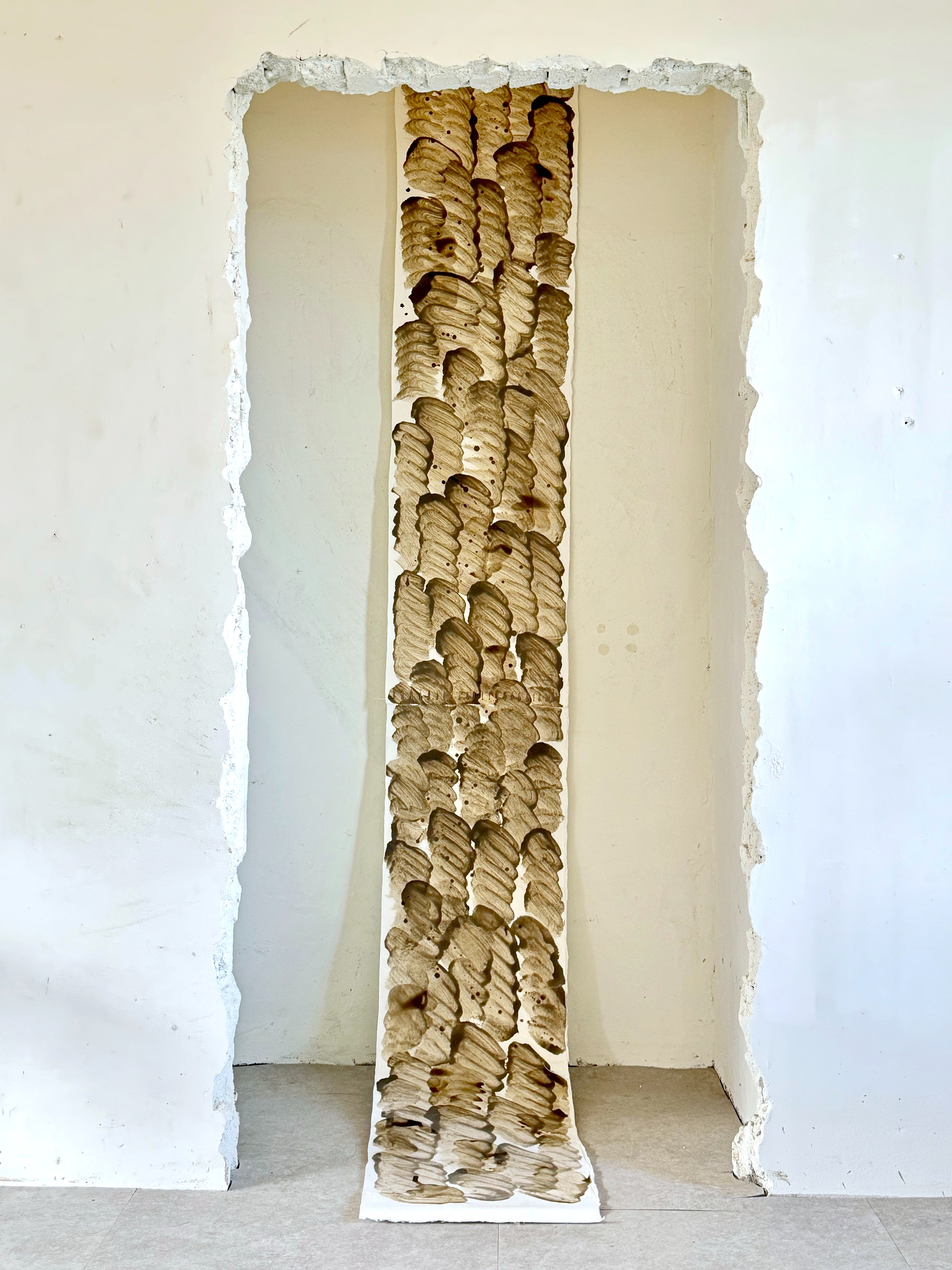 Mud Drawing · 장지에 펄(증도), 아크릴 미듐 · 가변크기 · 2025 · 전희경