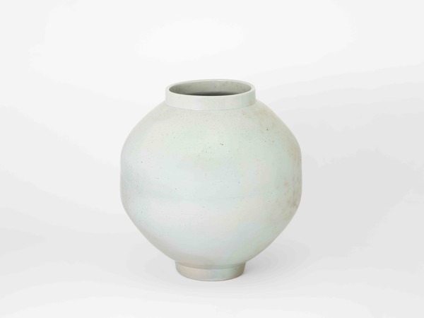 〈달항아리 · 백자토에 장작 가마 · 22×21cm · 2023 · 이기조 · 우란문화재단 소장, ⓒ홍철기