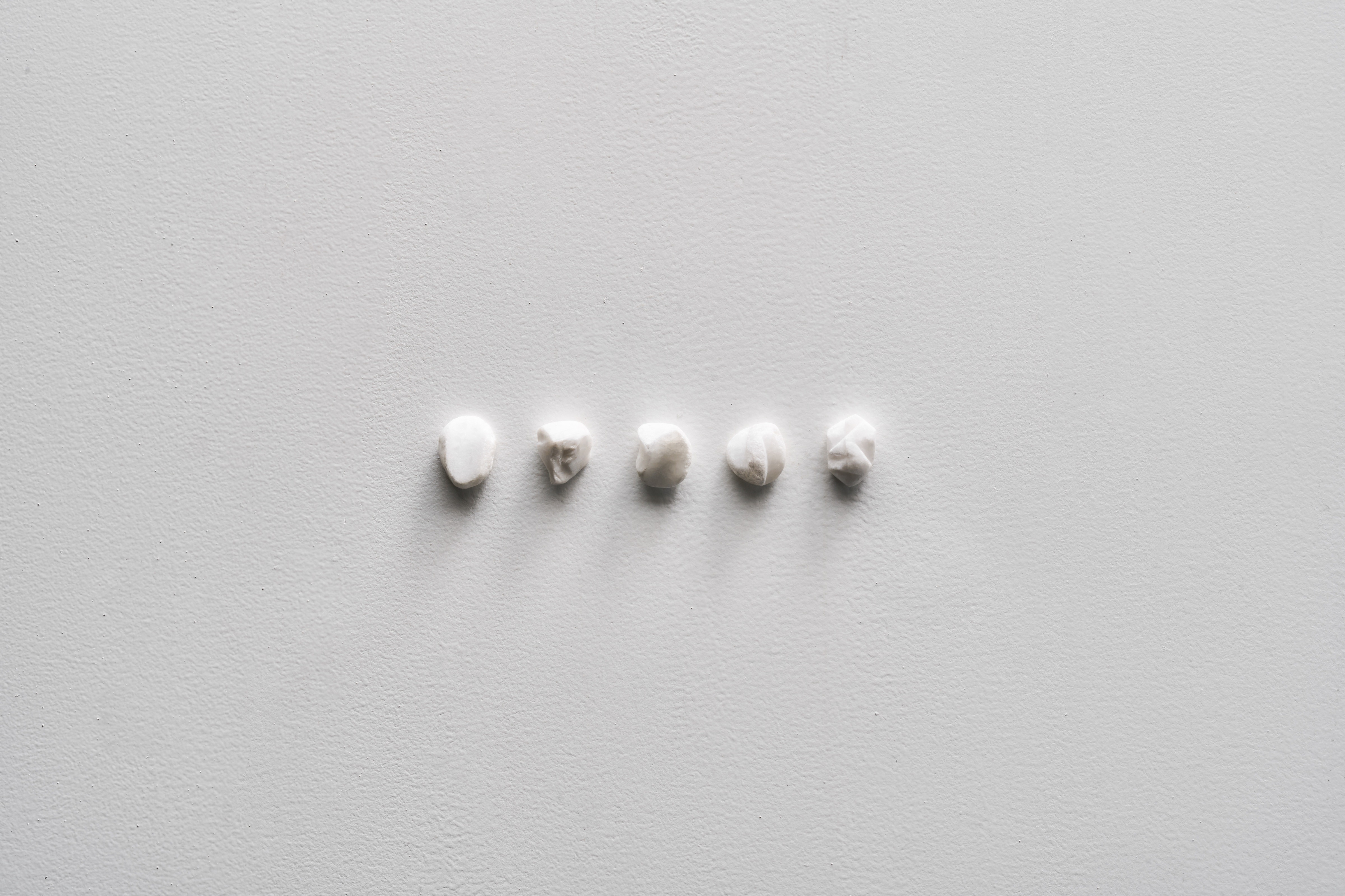 언제든, 어디서든_오온 #1 · 오온 바닥의 백돌 · 20x4x2cm · 2025