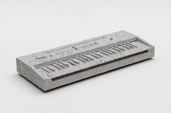 Untitled · Acrylic on Keyboard · 30 x 77.3 x 10cm · 2025 · ⓒ 2GIL29 GALLERY