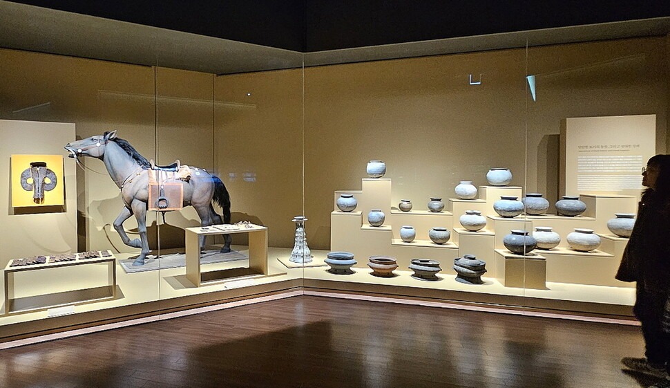 전시전경 · Exhibition view · 상설전시실 2층 ‘가야와 가야 사람들’의 한 부분.