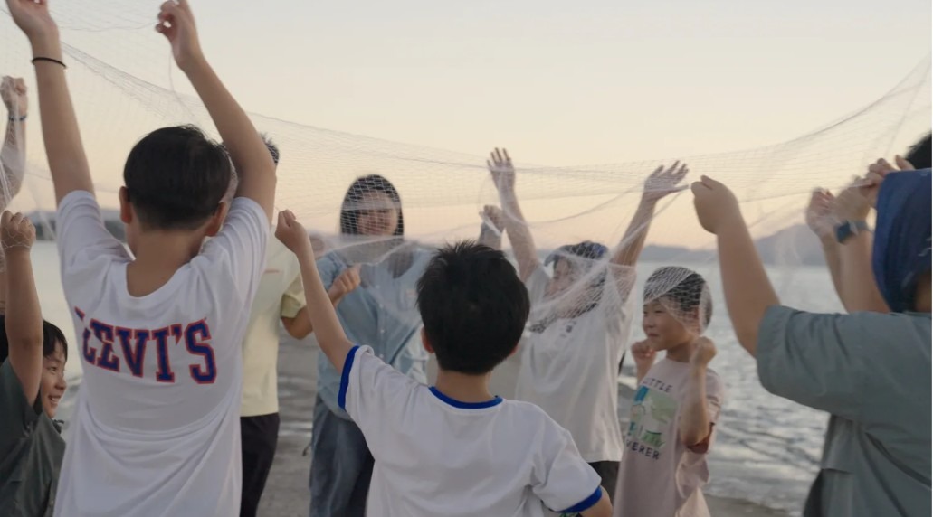 곁에 서 있는 파라클레토스 · 싱글 채널 4K 비디오, 컬러, 사운드 · 25분 17초 · 2025 · 이윤이
