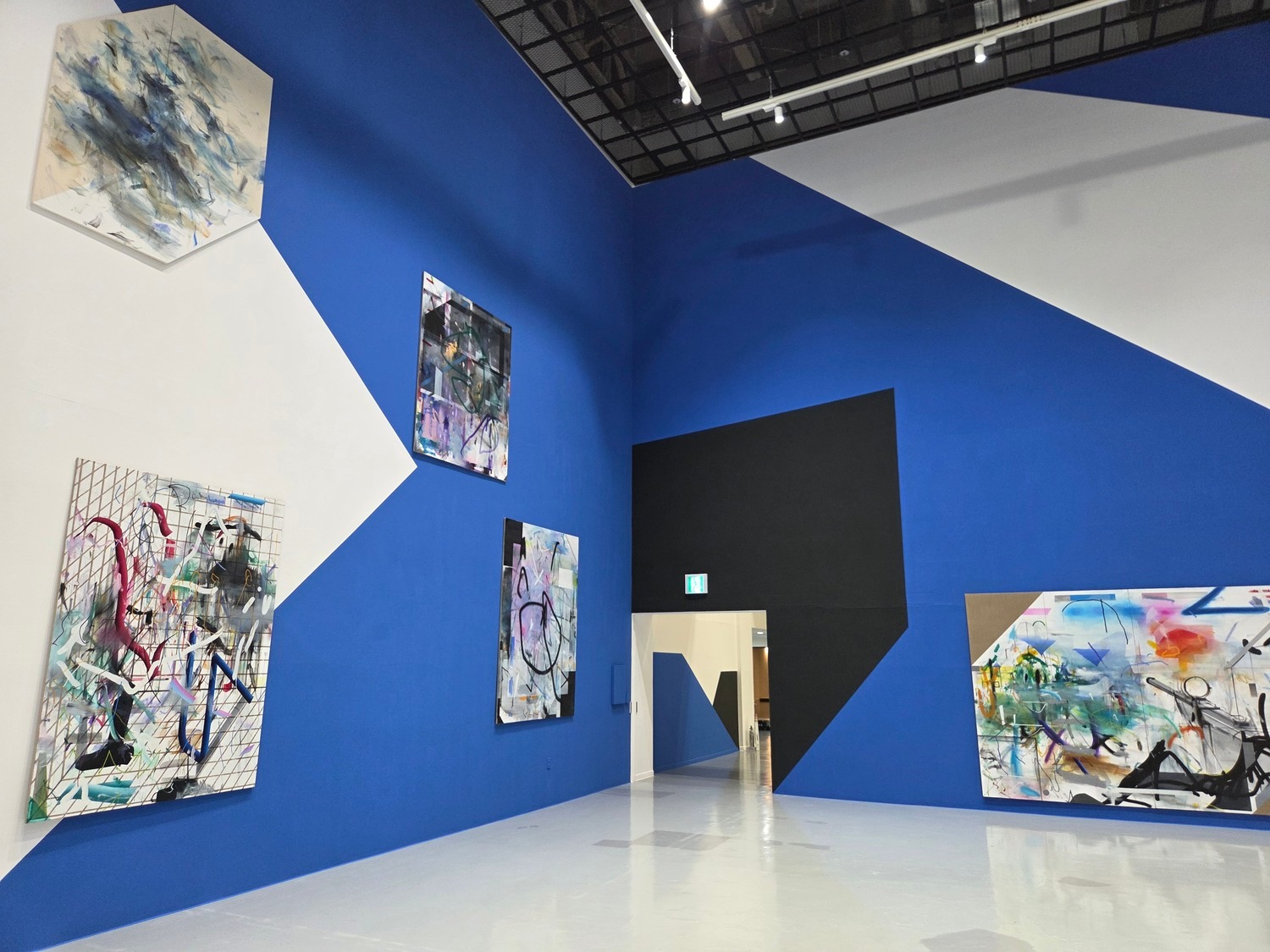 전시전경 · Exhibition view · 청주시립미술관 기획전 ‘어차피 이정표대로 가도 거긴 안 나와’의 전시 전경. 청주시 제공