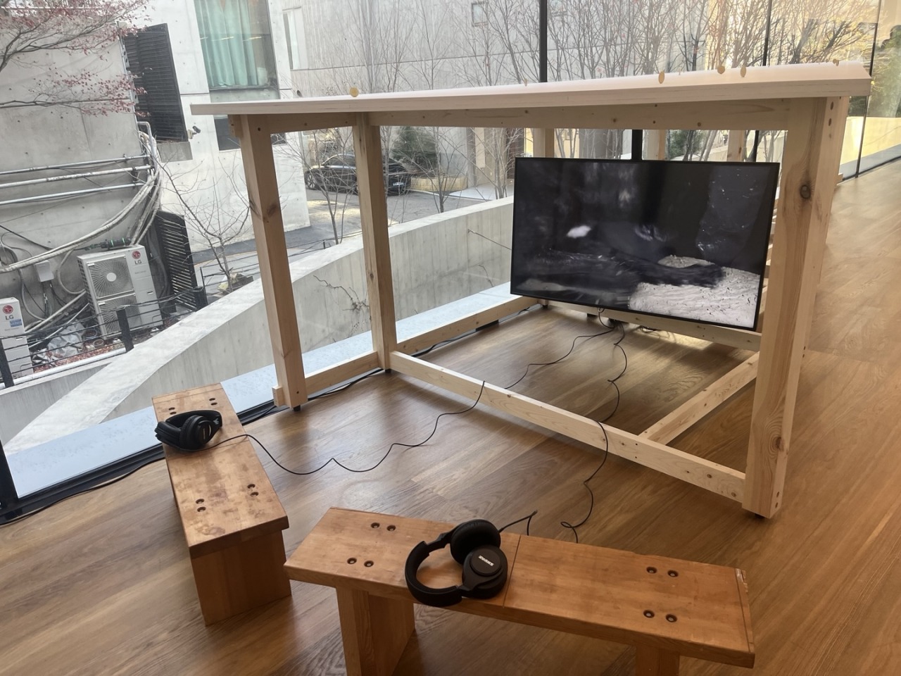 전시전경 · Exhibition view · 고영찬, KATA_ Bonne descente, 2025, 17분 32초