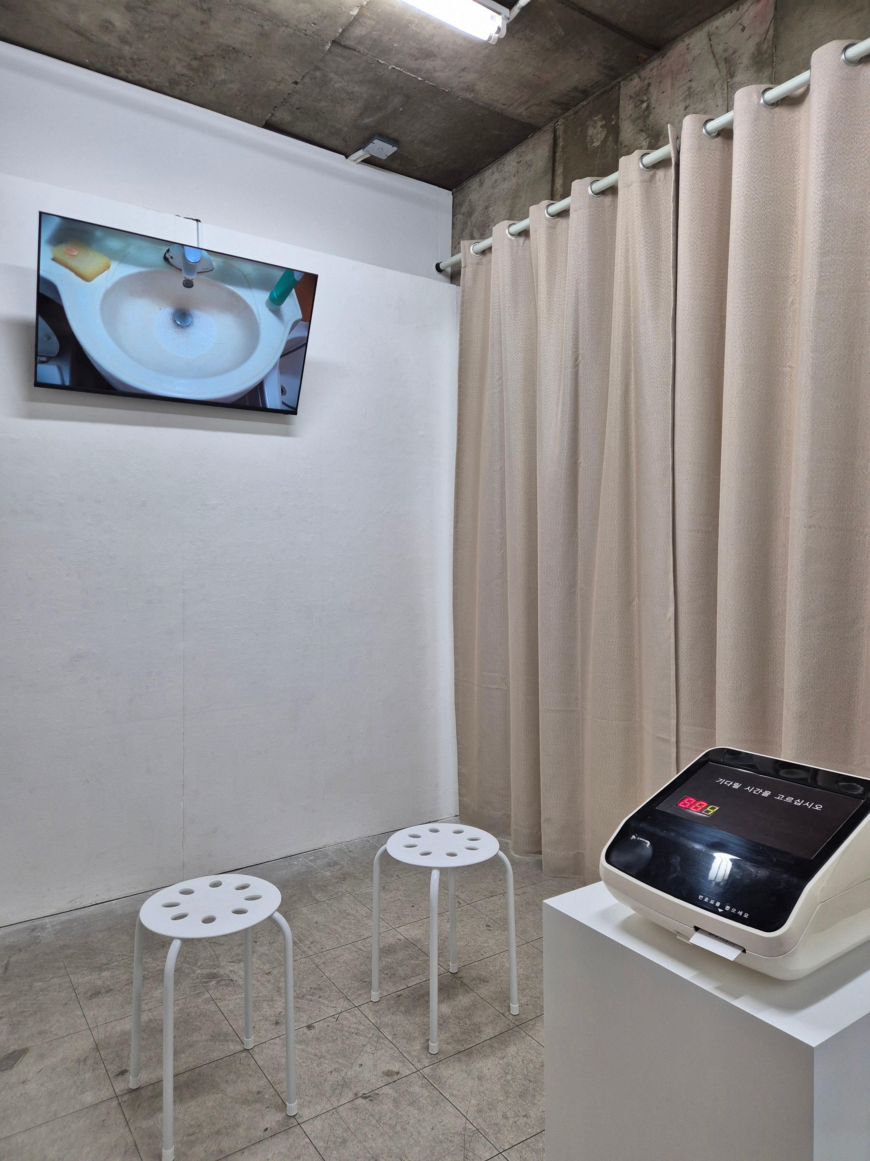 전시전경 · Exhibition view · 애도를 구독합니다_황귀영_웹기반 우편서비스_가변크기_2025
