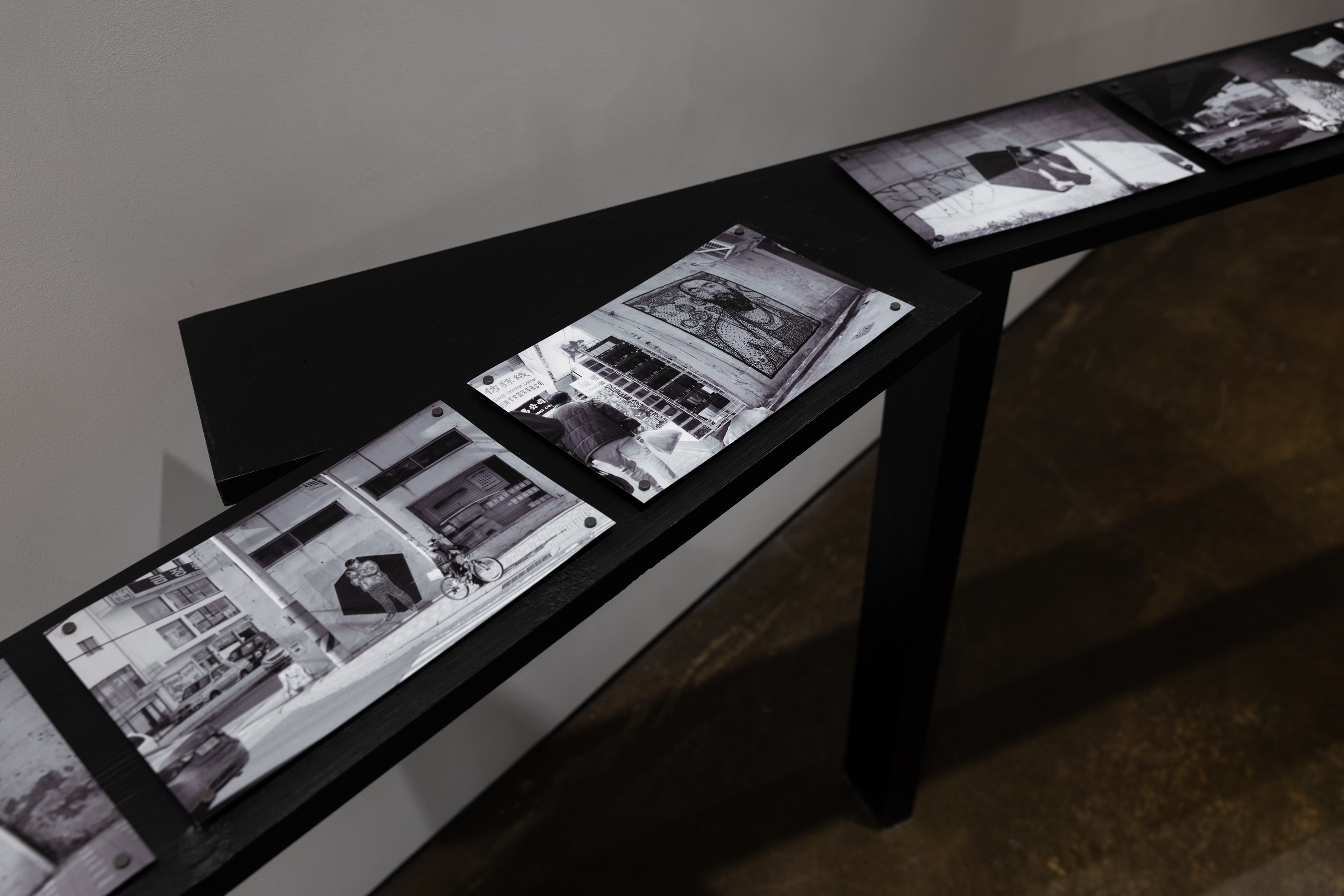 전시전경 · Exhibition view · 지알원, People, I Know, archival pigment print, 13×20.8㎝ ea. 77pcs, 2014-2016 (Detail)