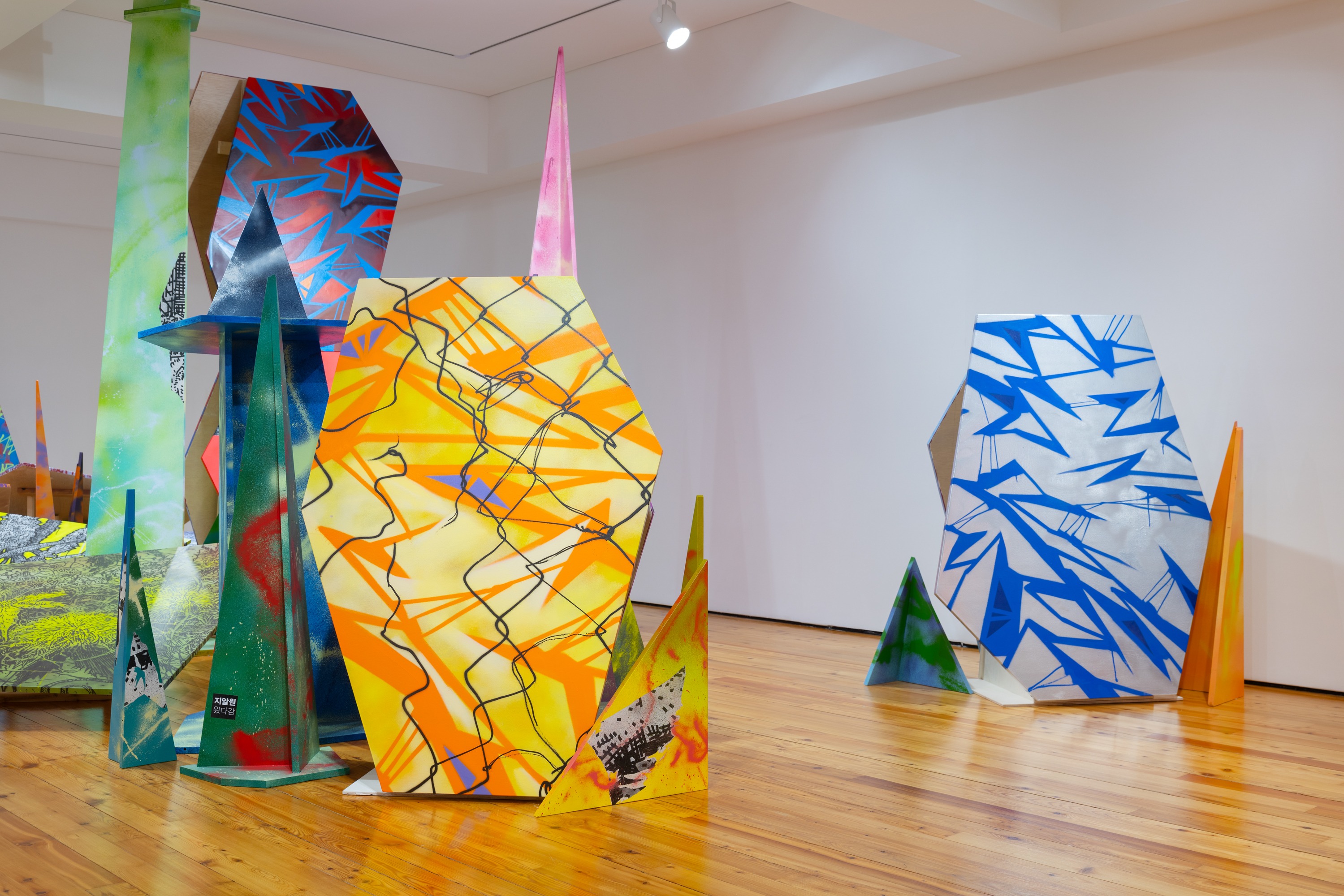 전시전경 · Exhibition view · 지알원, New Garden, spray paint on wood, object, dimensions variable, 2025