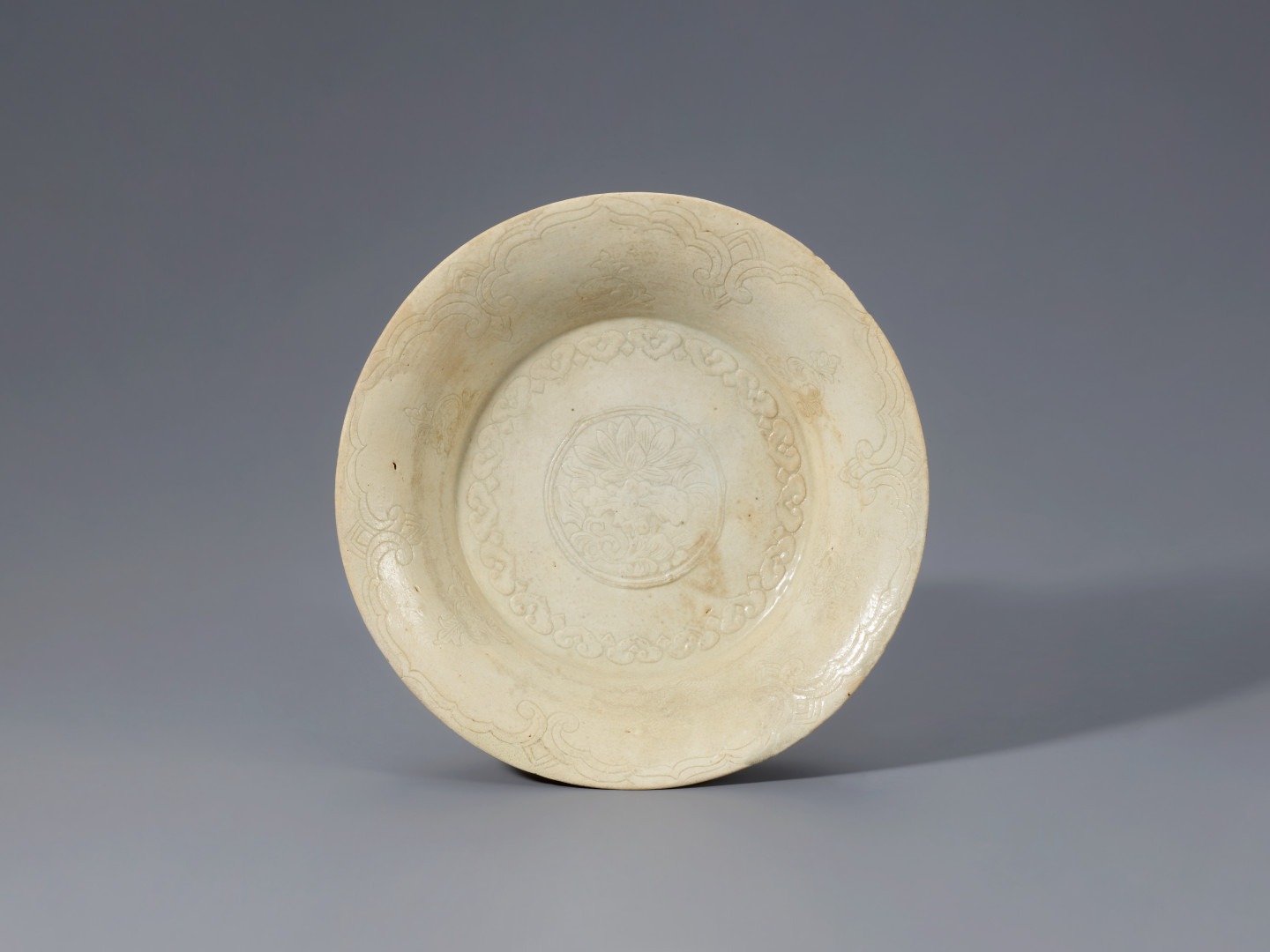 백자 음각연화문 접시 白磁陽刻蓮花文楪匙 White Porcelain Dish · 높이 3.1cm · 고려 12세기