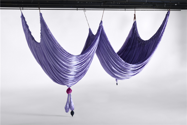 전시전경 · Exhibition view · 우한나 작 - 인간과 사물, 생명체에 잠재한 에너지에 주목한다. 패브릭을 주재료로 평면, 입체, 설치를 넘나드는 작업에서 살아 있는 것과 그렇지 않은 것, 보호하는 것과 보호받는 것, 나이 듦과 젊음처럼 양극단에 놓인 조건들은 서로를 향해 열리며 공존한다.