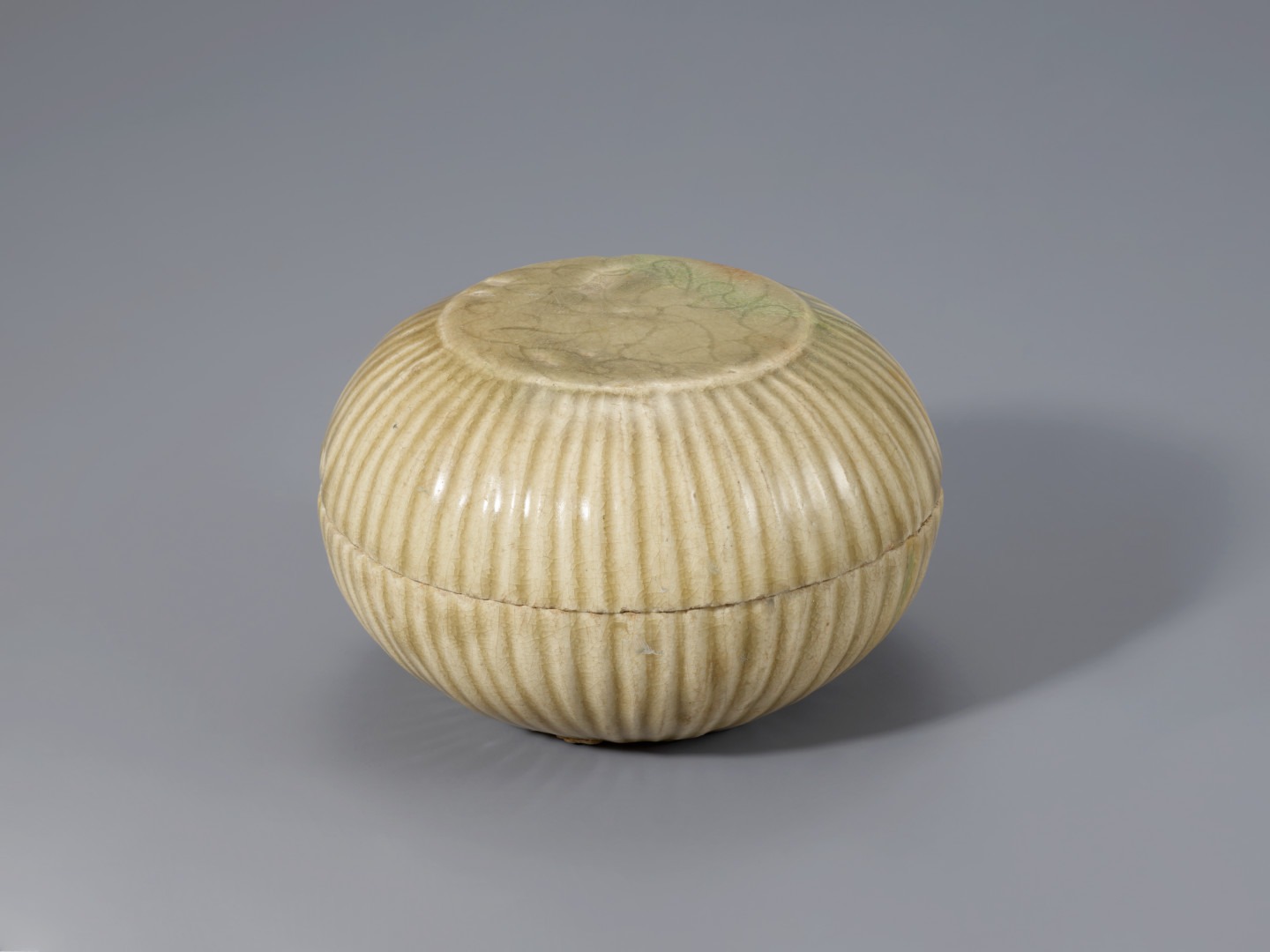 백자 음각하엽문 주름합 白磁陰刻荷葉文盒 White Porcelain Case · 높이 6.6cm · 고려 12세기