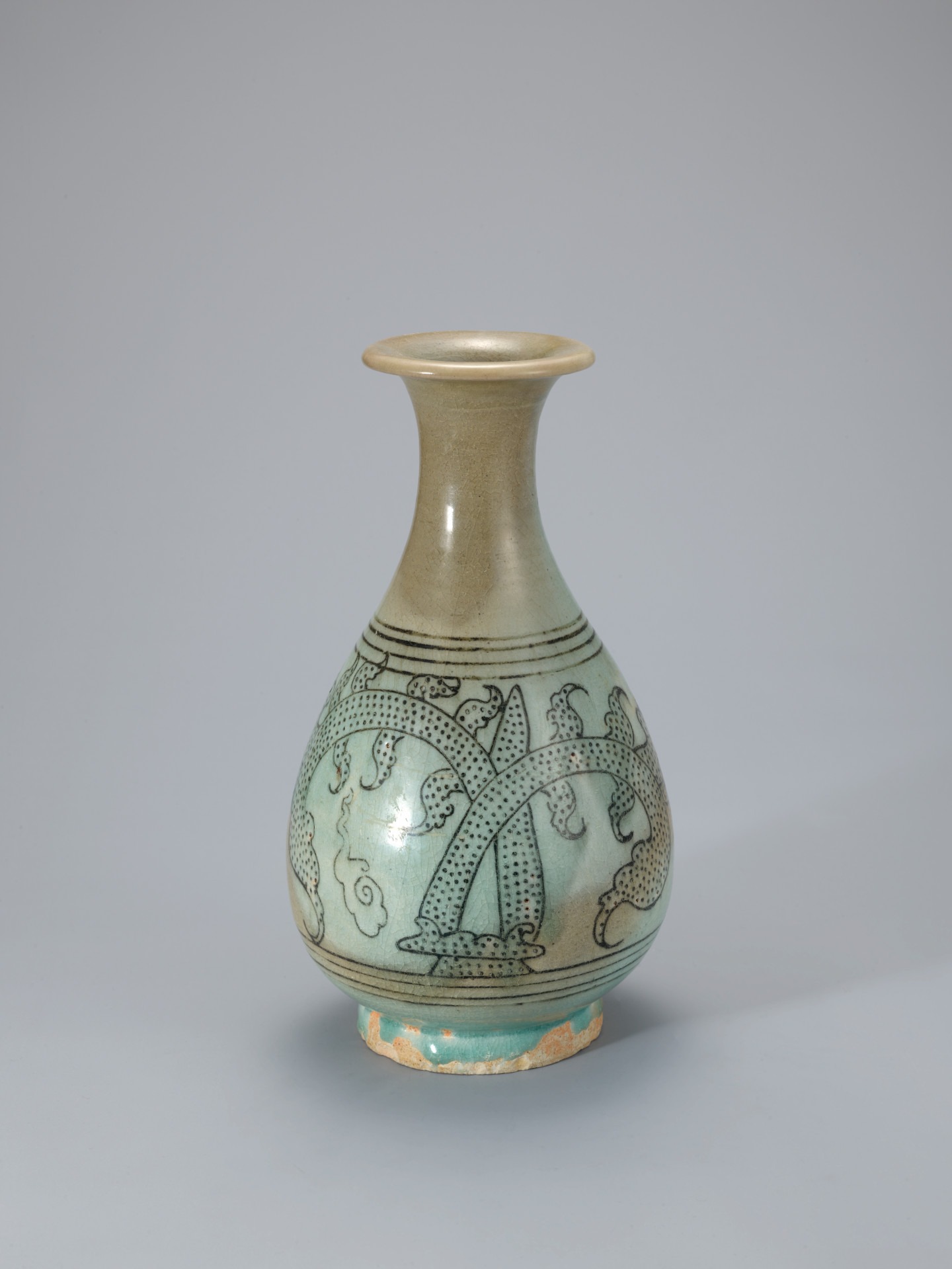 청자 상감수지문 병 靑磁象嵌樹枝文甁 Celadon Bottle · 높이 29.9cm · 조선 15세기