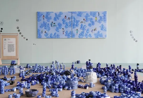 전시전경 · Exhibition view · 강아영·이철영 작가 협업 프로젝트 작품 ‘소망, 담다’. /한국도자재단 제공