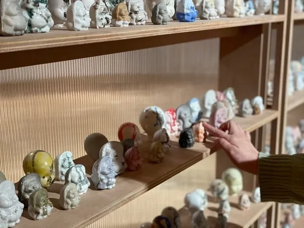 전시전경 · Exhibition view · 우광호 作 ‘일만 개의 선물’. /한국도자재단 제공