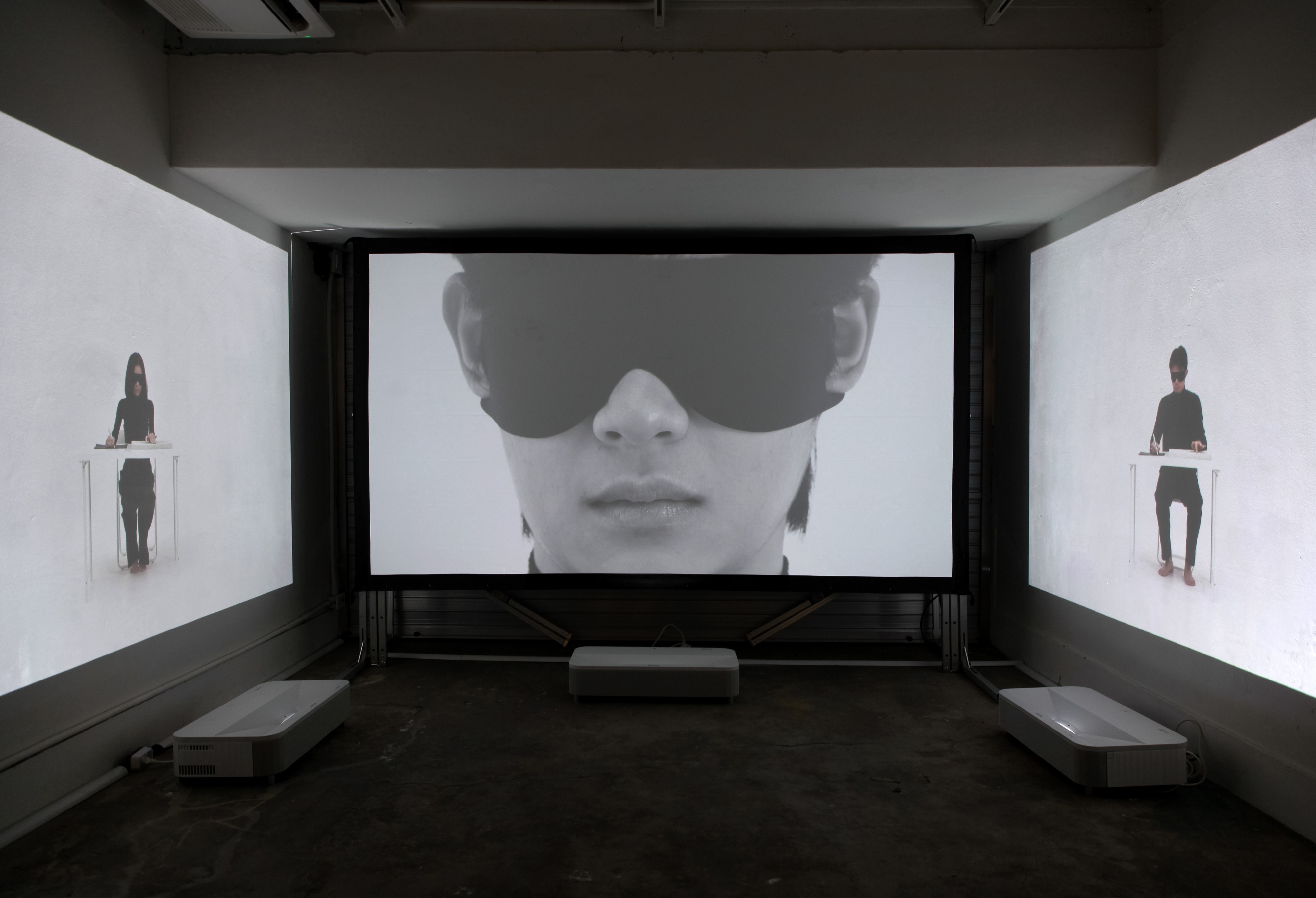 After-Sensation_ · PVC 벨트, 스테인레스 스틸, AC 모터 _ 조립형 모터설치 작업_ · 51x200x38cm · 2026 · 강지연