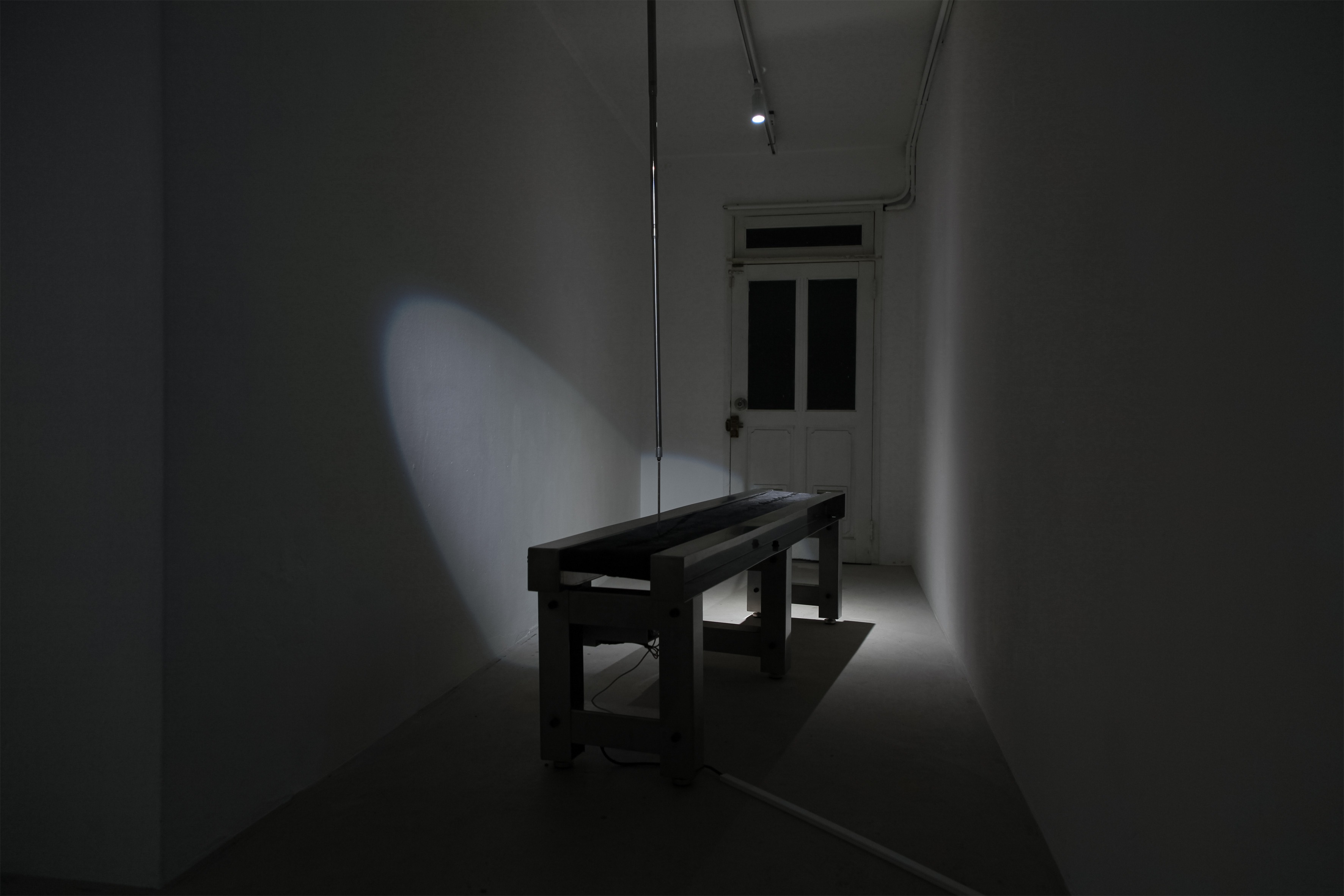 After-Sensation · PVC 벨트, 스테인레스 스틸, AC 모터  조립형 모터설치 작업_ · 51x200x38cm · 강지연