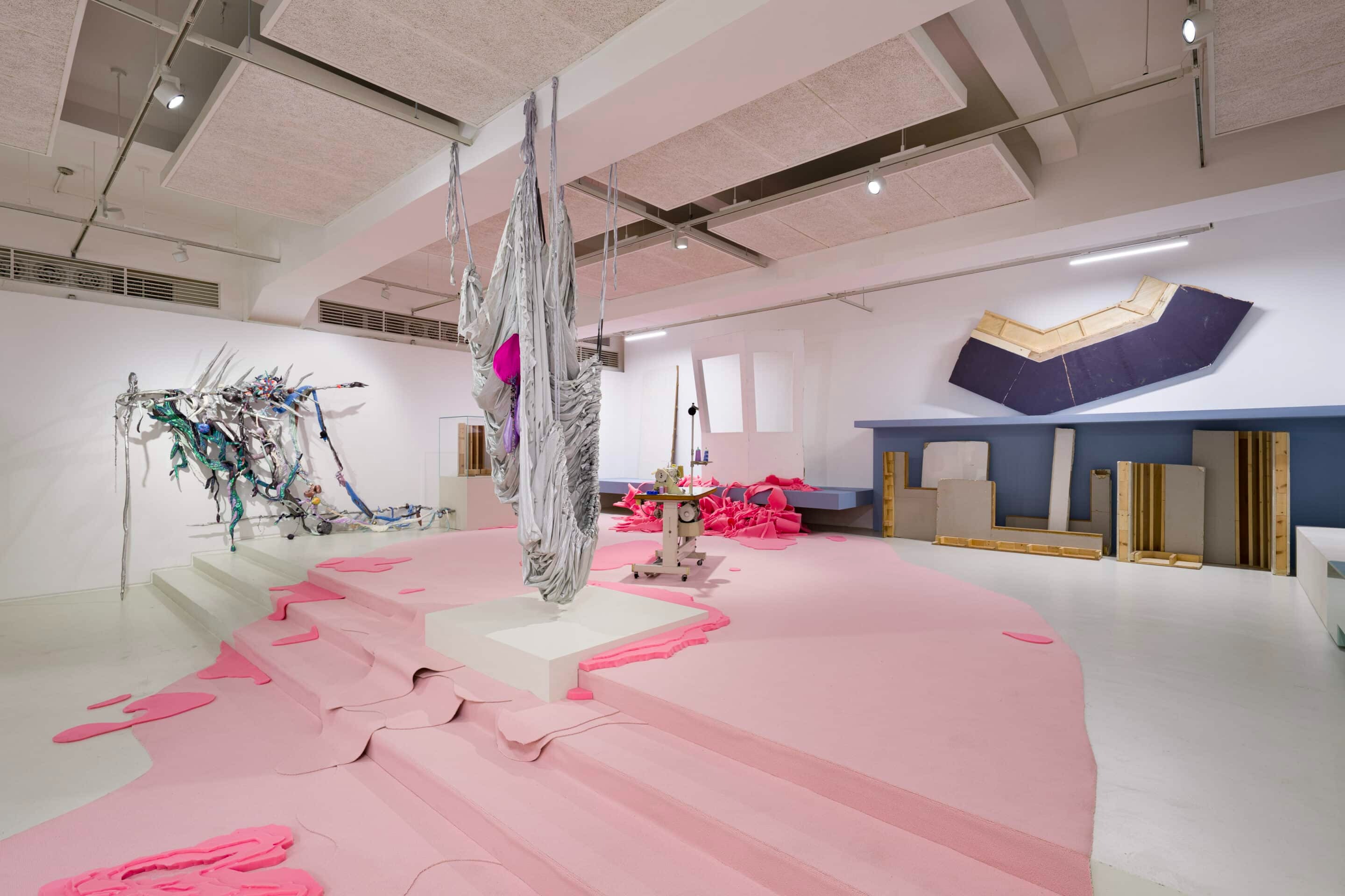 전시전경 · Exhibition view · 출처:일민미술관《오프 더 화이트: 주름과 망루》 Off the White: Fold and Watchtower