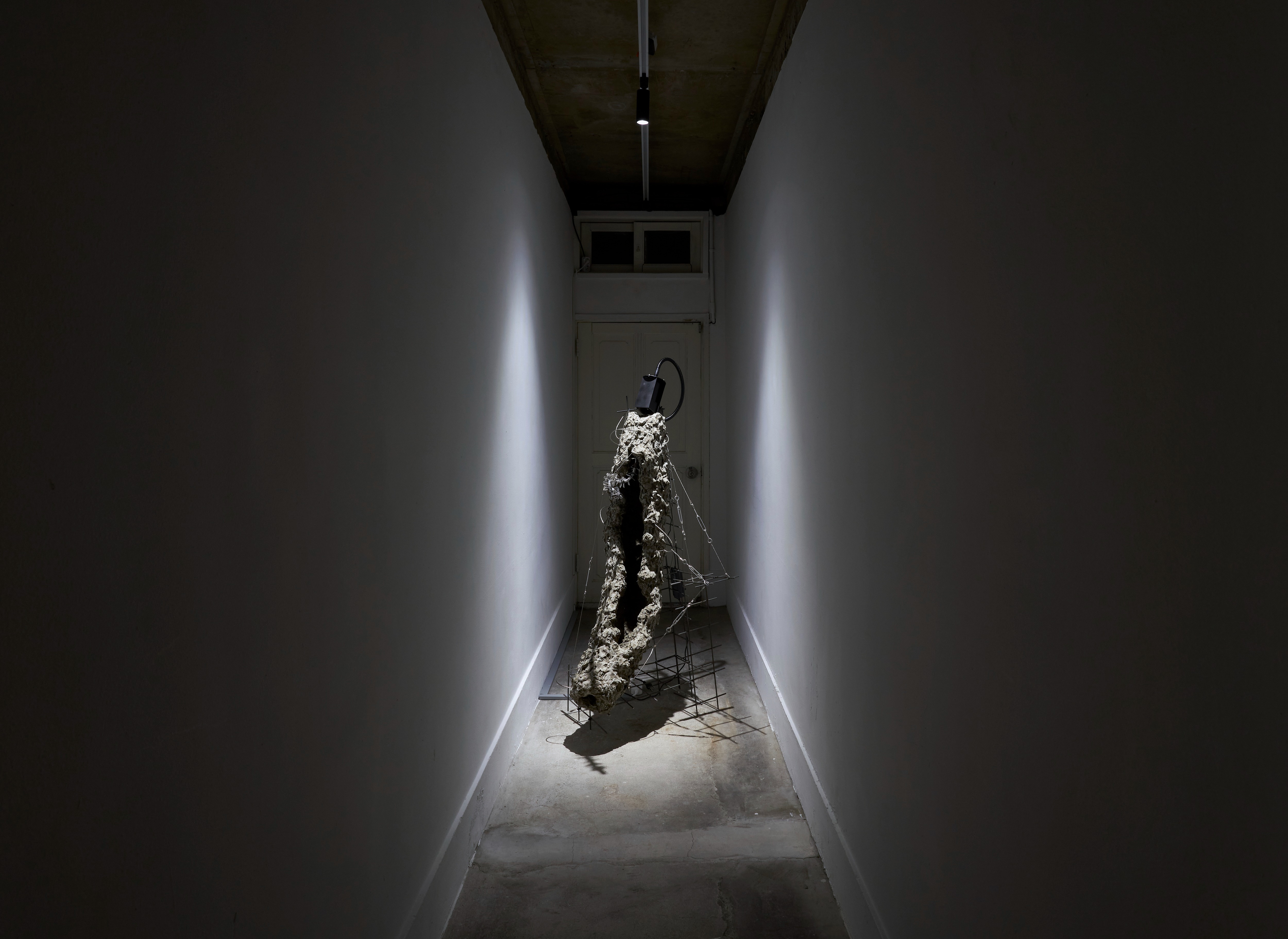 전시전경 · Exhibition view · 장시재, 〈잔류하는 구조물.6〉, 2025, 시멘트, 와이어, DC모터, 와이어 메쉬, 56 × 55  × 132 cm_사진 양이언
