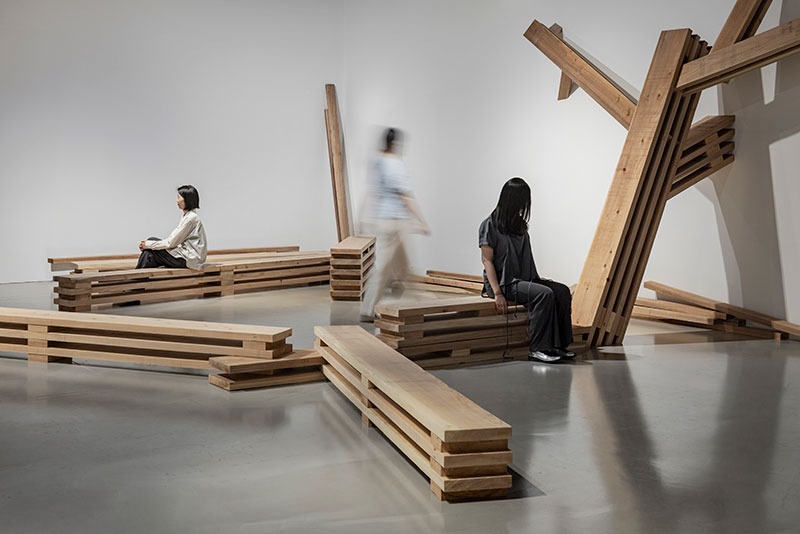 전시전경 · Exhibition view · 카밀 노먼트, 〈플렉서스(리좀) 서울〉, 2026, 가변크기  음향 설치; 24채널 사운드, 진동 스피커, 생성형 작곡 소프트웨어, 삼나무 구조물