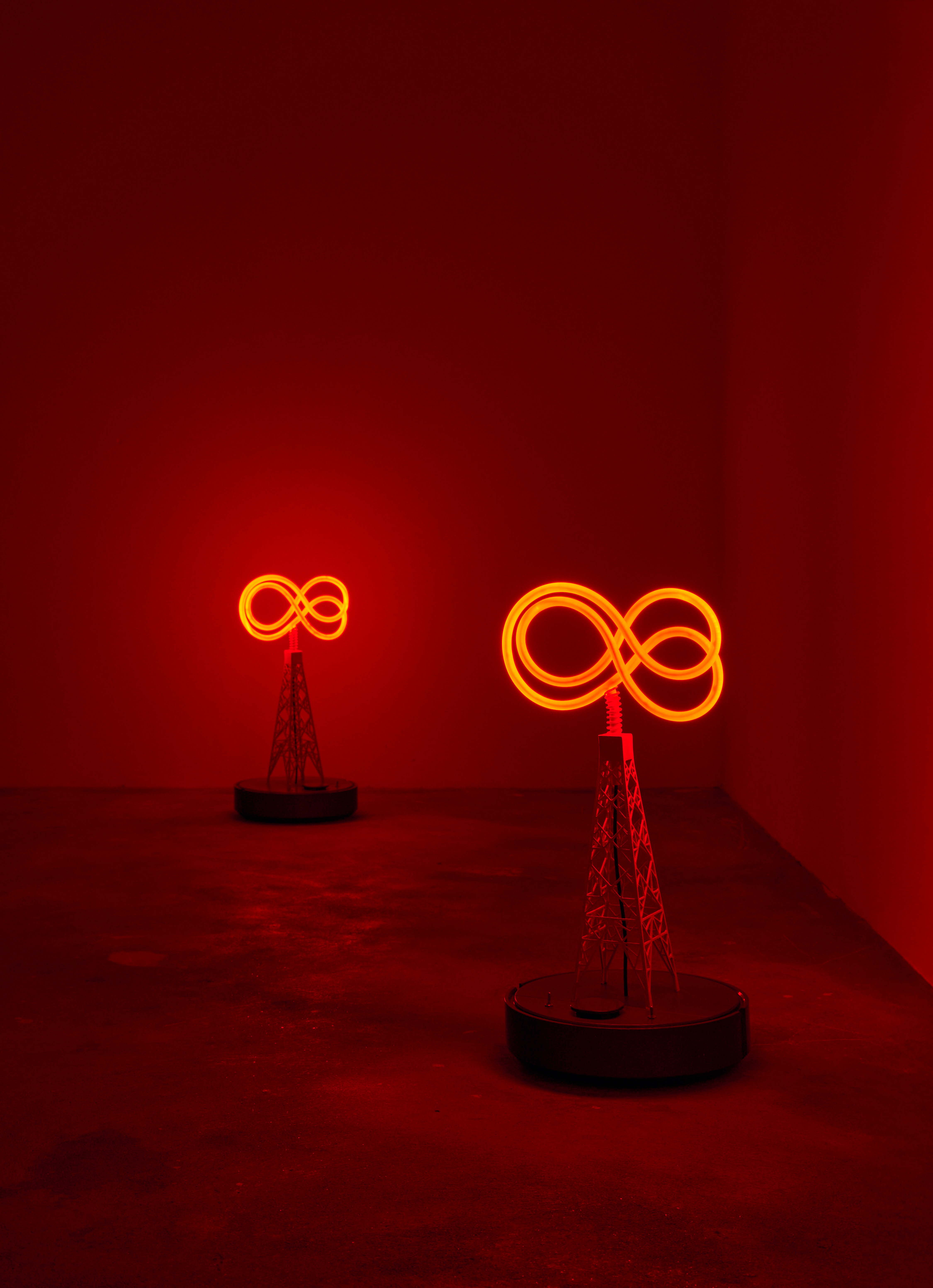 전시전경 · Exhibition view · 이준지, 〈바다고양이 부표〉, 2025, LED, 로봇 청소기, 극초단파 수신기, 혼합재료, 25 × 25 × 50 cm_사진 양이언