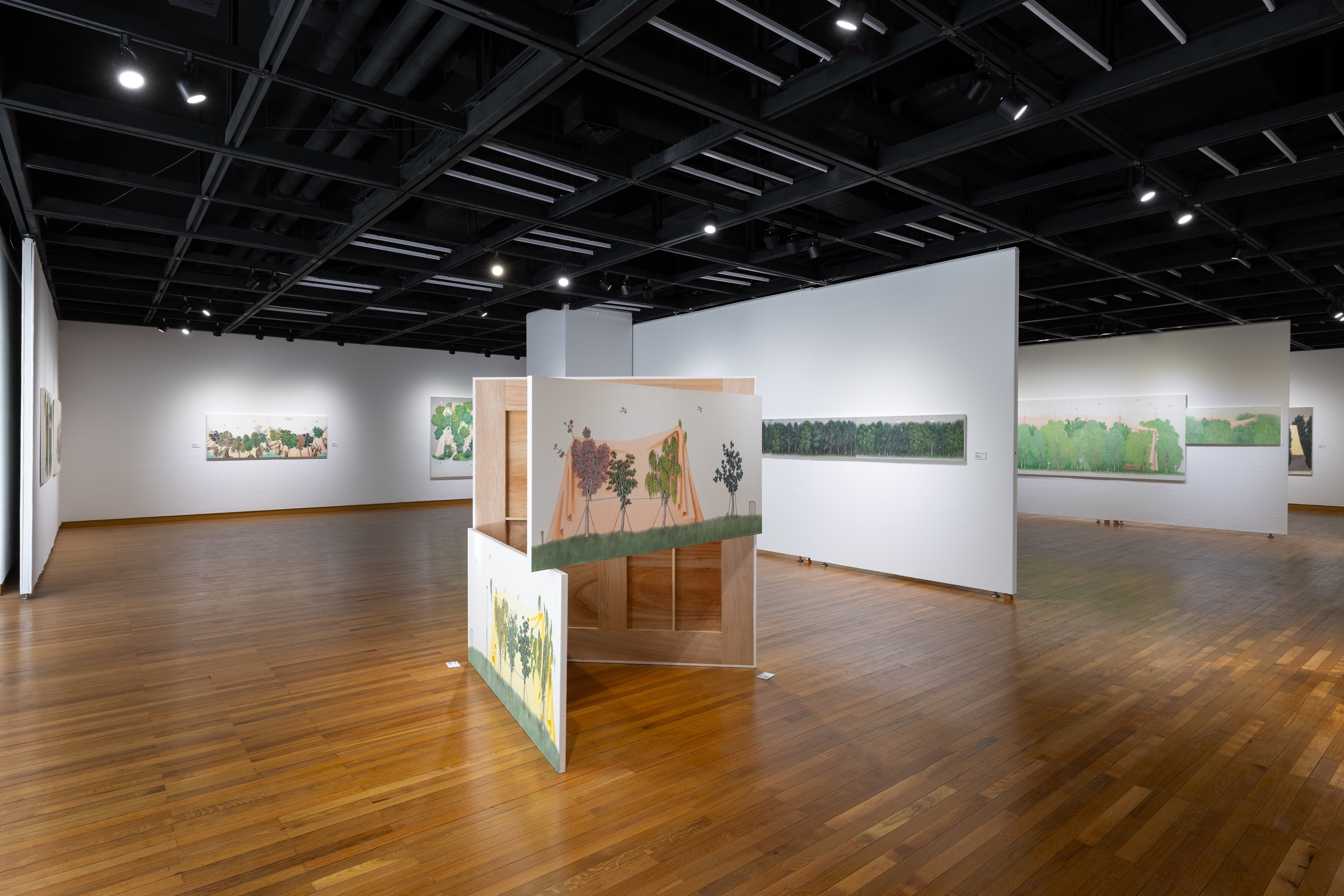 전시전경 · Exhibition view · 출처:임현경 초대전 《히든 위버스 Hidden Weavers》 Installation views