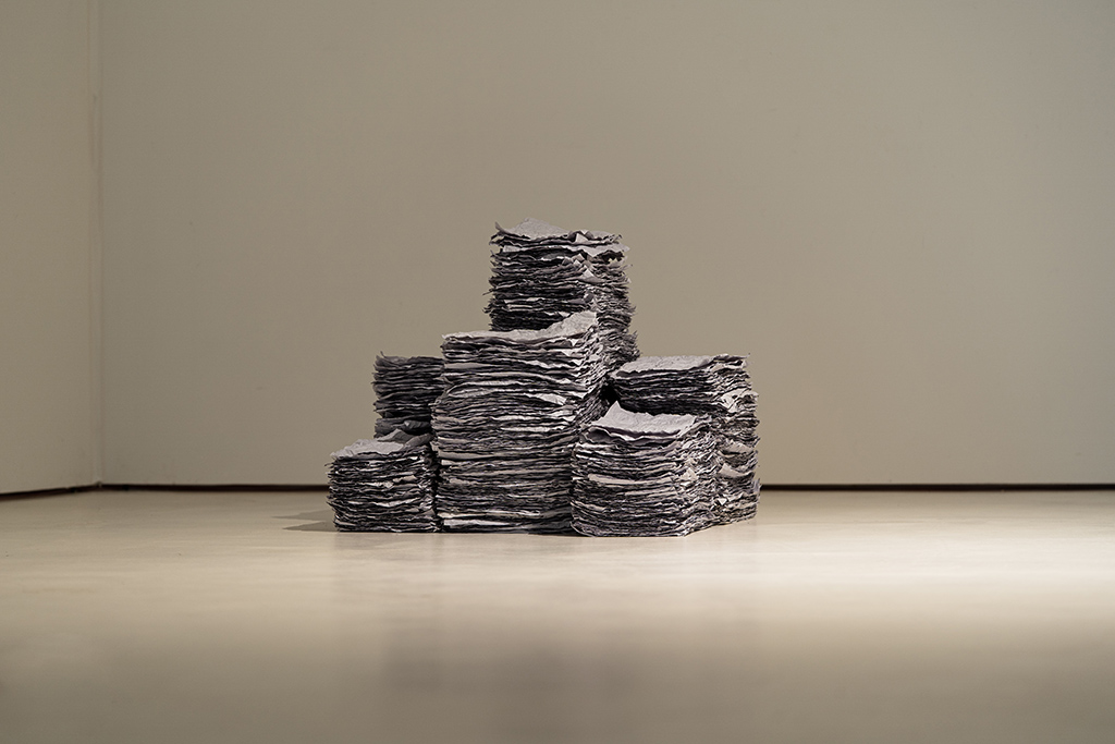 쓸다 · 종이 · 가변크기 · 2021 · Sweep · paper · 김승영 · Kim Seung Young · (출처 = 분도갤러리) · (Source = Gallery Bundo)