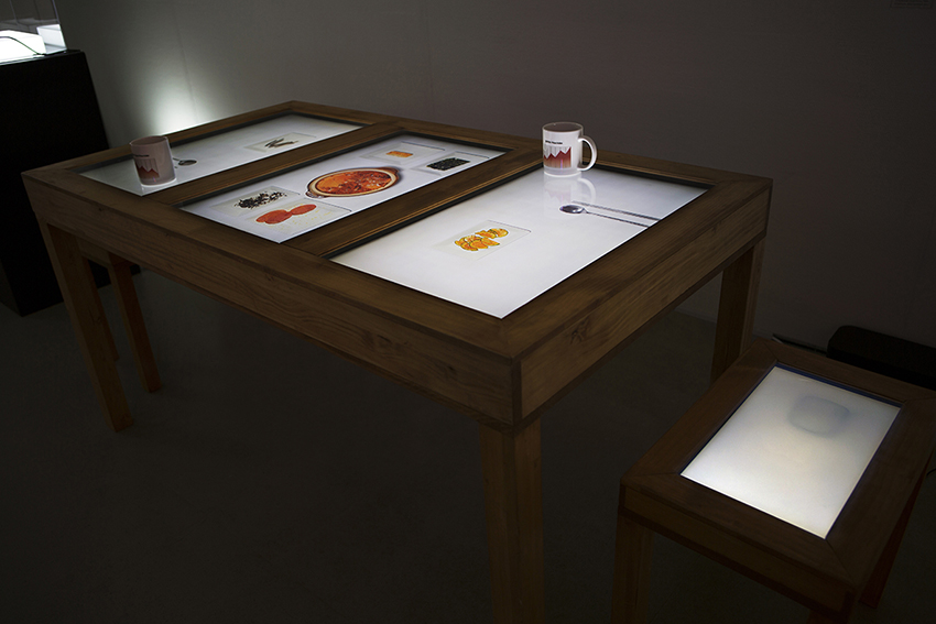 어느 신혼부부의 말 없는 식탁 A Newlyweds’ Silent Dinner Table · 목재설치에 다채널 비디오 · 3m X 0.7m X 1m · 2014