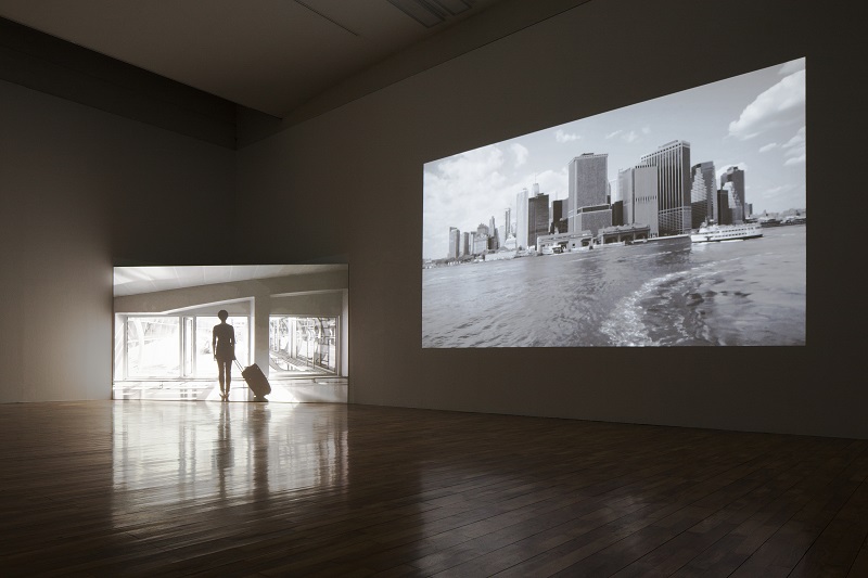 일시적 방문자 · 2채널 HD 비디오, 컬러, 사운드 · 10분 48초 · 2015 · Temporary Visitor · Two-channel HD video, color, sound · 김세진 · Kim Sejin · (이미지출처 = 부산시립미술관) · (Source = Busan museum of art)