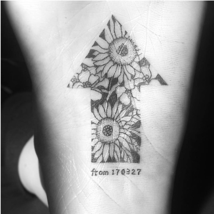 tattoo NO. 366-116 2년전 둘째 아이를 107일만에 하늘나라로 떠나보낸 죄책감을 극복하고 행복한 꽃길을 걷기를 희망하면서 발바닥에 타투를 새긴 29세 전업주부 · C 프린트 · 21×21cm · 2016