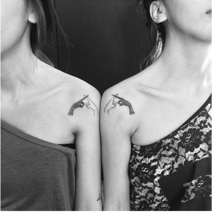 tattoo NO. 226-015 서로의 존재를 인정하고 같은길을 걷고 있는 쌍둥이 타투이스트. 같지만 다른. 다르지만 같은 두개의 도안 · C 프린트 · 21×21cm · 2017