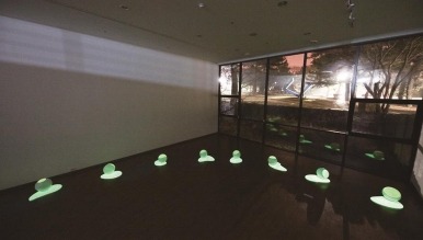 장은경 - 달과 지구의 모양 · 아크릴 채색/혼합 재료 · 지름 30cm 외 8점 총 9점 · 2018