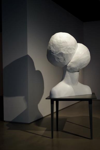 김인배 감긴 눈_Closed eyes 2017-18 · Resin · 102 x 65 x 126(H) cm