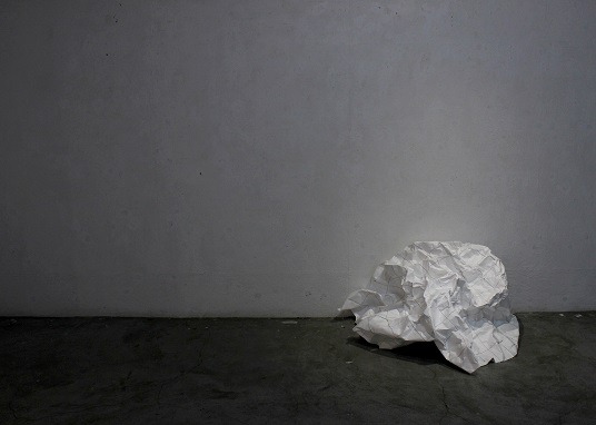 구겨진 형태 · 천. 와이어. 실 · 60x40x50cm · 2018